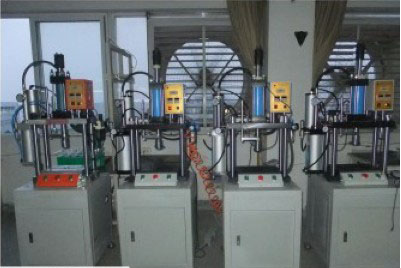 鉚接設(shè)備（氣液增壓機應用）